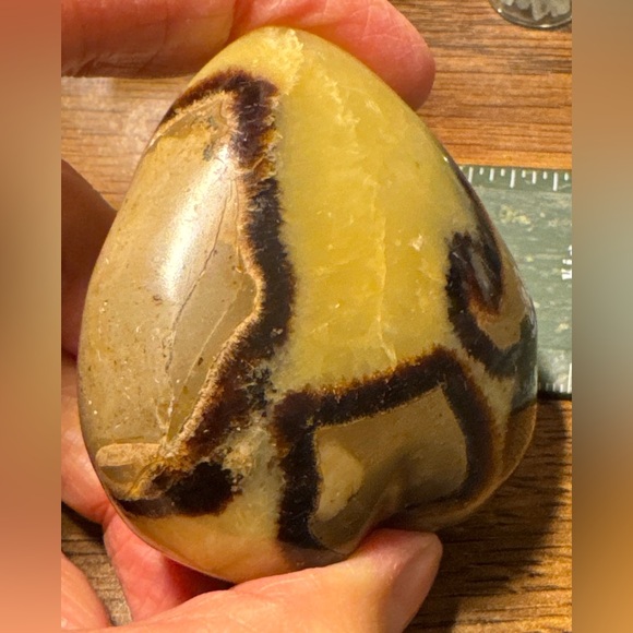 Beautiful Septarian heart shaped palm stone #1 - Picture 15 of 16